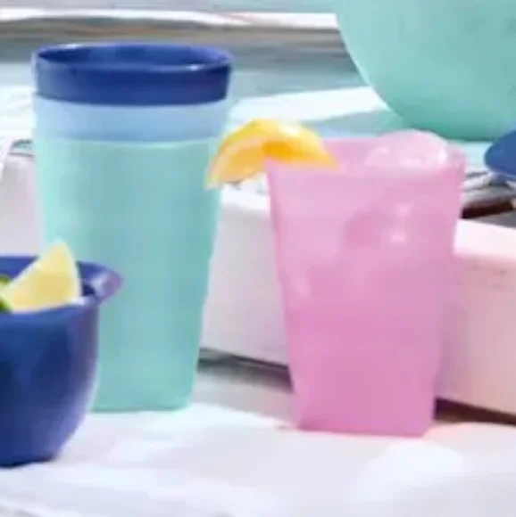 Tupperware Impressions 16oz. Tumblers. Set of 4 with matching liquid tight seals